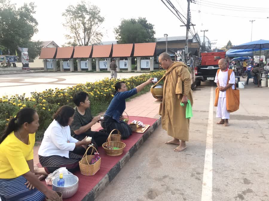 อำเภอด่านซ้าย จัด "กิจกรรมตักบาตรทุกวันพุธ” ขับเคลื่อนหมู่บ้านรักษาศีลห้า