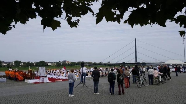 ชาวเยอรมันตะลึง.!ภาพงดงามพิธีตักบาตรพระสงฆ์8วัด ริมแม่น้ำไรน์ เมืองดุสเซิลดอร์ฟ(Dusseldorf)