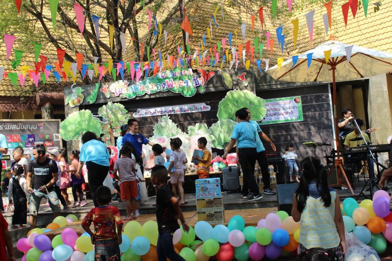 เด็กๆลุ้น เล่นเกมส์ชิงรางวัลในงานเมล็ดพันธุ์ของพระราชา ปทุมธานี