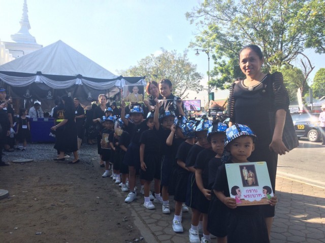 ทึ่ง! หนูน้อยเตรียมอนุบาล วัย 2 ขวบ แจกโบว์สีดำให้แก่ปชช.ที่มาสักการะพระบรมศพ