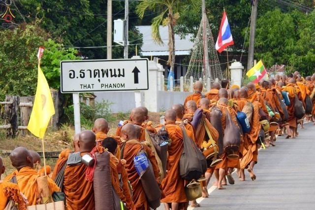 ประมวลภาพปลื้ม ๆ คณะสงฆ์นานาชาติ กว่า 600 รูป เดินธุดงค์ จากจ.จันทบุรี สู่ จ.นครพนม