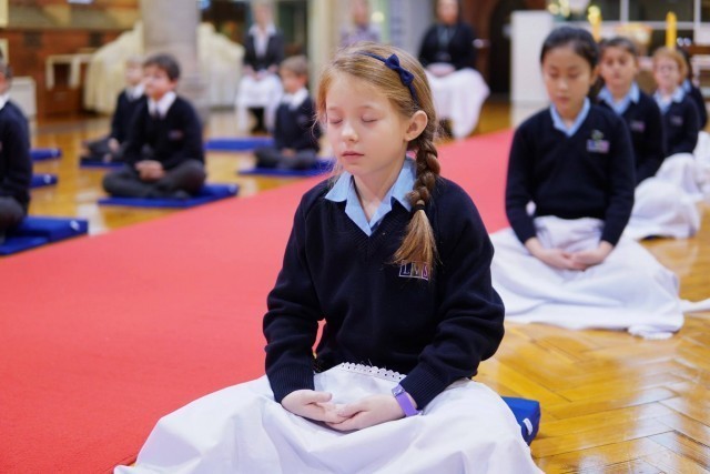 "การศึกษาพระพุทธศาสนา"คือหนึ่งในวิชาเรียนรู้ของโรงเรียนที่ประเทศอังกฤษ
