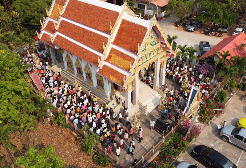 คนแห่ร่วมงานบวชพระอั๋น จนล้นวัด