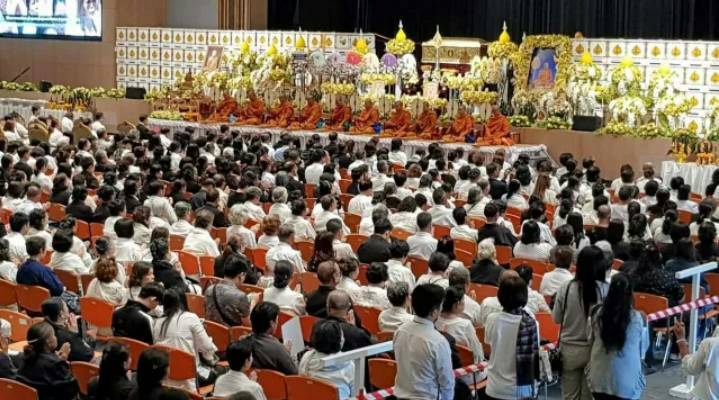 เข้ากราบสรีระหลวงพ่อคูณ  ไม่จำเป็นต้องขาว-ดำ