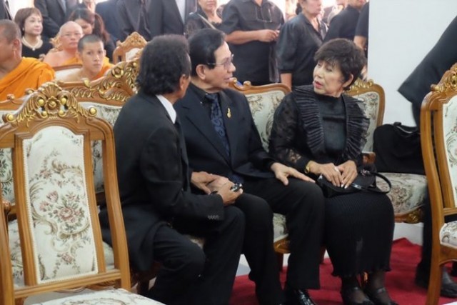 สมเด็จพระเจ้าอยู่หัว ทรงพระราชทานน้ำหลวงอาบศพ ชินกร ไกรลาศ (ดร.ชิน ฝ้ายเทศ) ศิลปินแห่งชาติ