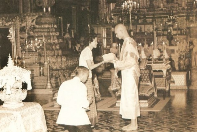 ย้อนประวัติศาสตร์พระบาทสมเด็จพระเจ้าอยู่หัวทรงผนวช