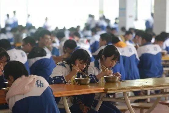 ชาวเน็ตแห่ชม! โรงเรียนมัธยมจีน คืนกำไรค่าอาหารให้นักเรียนทุกคน