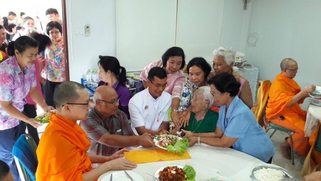 ชาวอำเภอบางพลีจำนวนมากร่วมงานอายุวัฒนมงคลครบ 100 ปีคุณแม่น้อม เสกสุวงศ์ คึกคัก