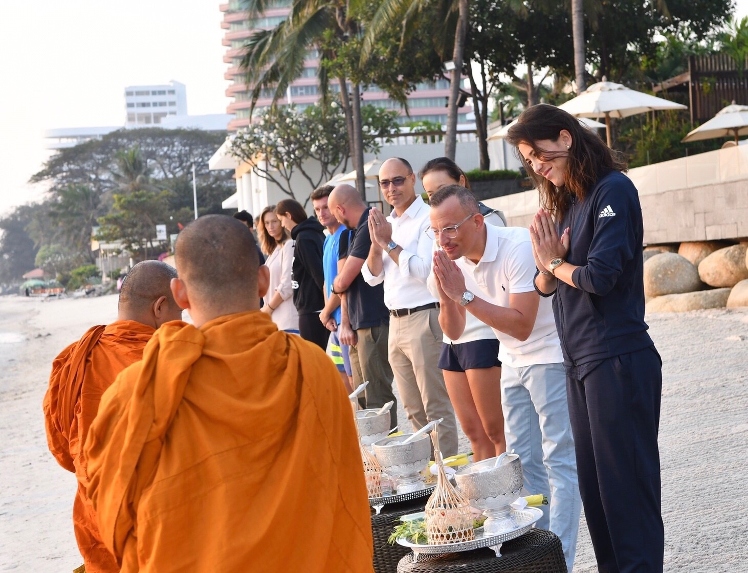 สองนักเทนนิสระดับโลก ทำบุญตักบาตรพระก่อนลุยศึกครั้งใหม่