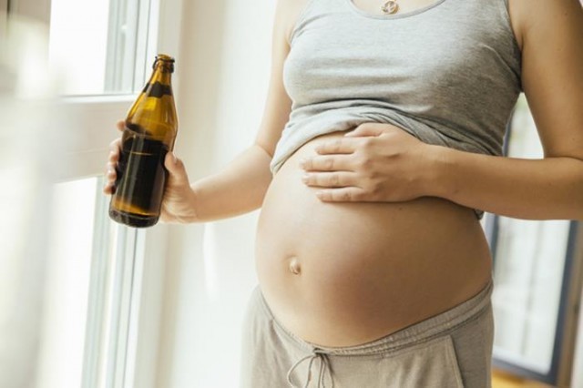 นักวิจัยชี้ ผลการดื่มเหล้า-เบียร์ของคุณพ่อ มีผลต่อลูกในครรภ์ของคุณแม่ด้วยเช่นกัน!?