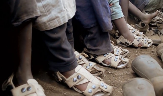 ชายหนุ่มไอเดียเจ๋ง คิดค้นรองเท้าขยายได้ 5 ไซส์ เพื่อช่วยเหลือเหล่าเด็กๆ ขาดแคลนทั่วทุกมุมโลก!!