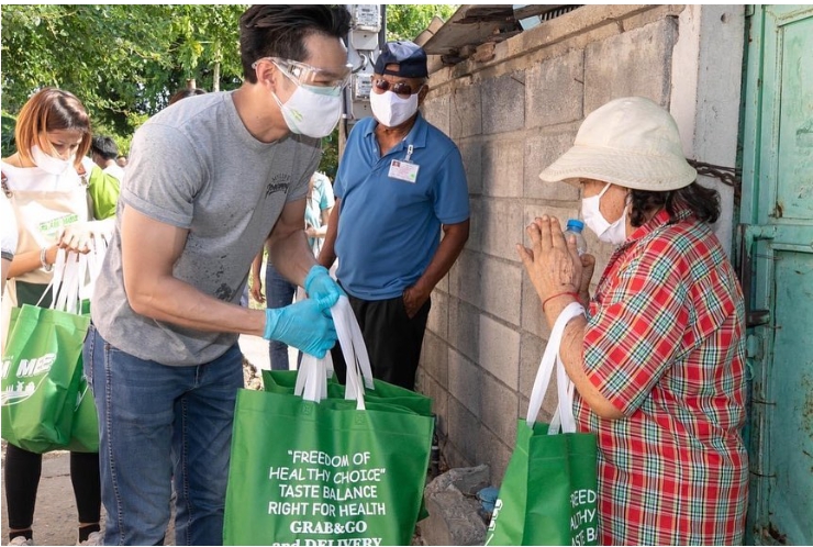 สู้ไปด้วยกัน “เดี่ยว สุริยนต์” ร่วมปันสุข มอบถุงยังชีพ 1,500 ชุด ในชุมชนเดือดร้อนจากโควิด