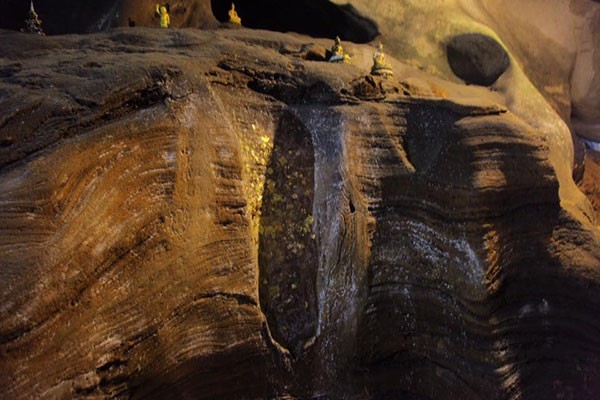 พังงาสุดอัศจรรย์! พระยานาคราช นำทางไปพบรอยพระพุทธบาทยักษ์ในถ้ำหินปูน