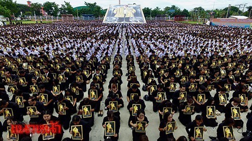 สุดงดงาม! ชาวปทุมนับหมื่นคน ร่วมแปรอักษร "ปทุมธานี รักพ่อ" ถวายความอาลัยในหลวง รัชกาลที่ 9