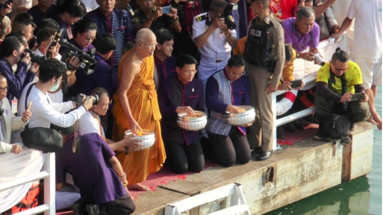 พลังศรัทธาเรือนแสน อัญเชิญพระอุปคุต เปิดงานนมัสการพระธาตุพนม