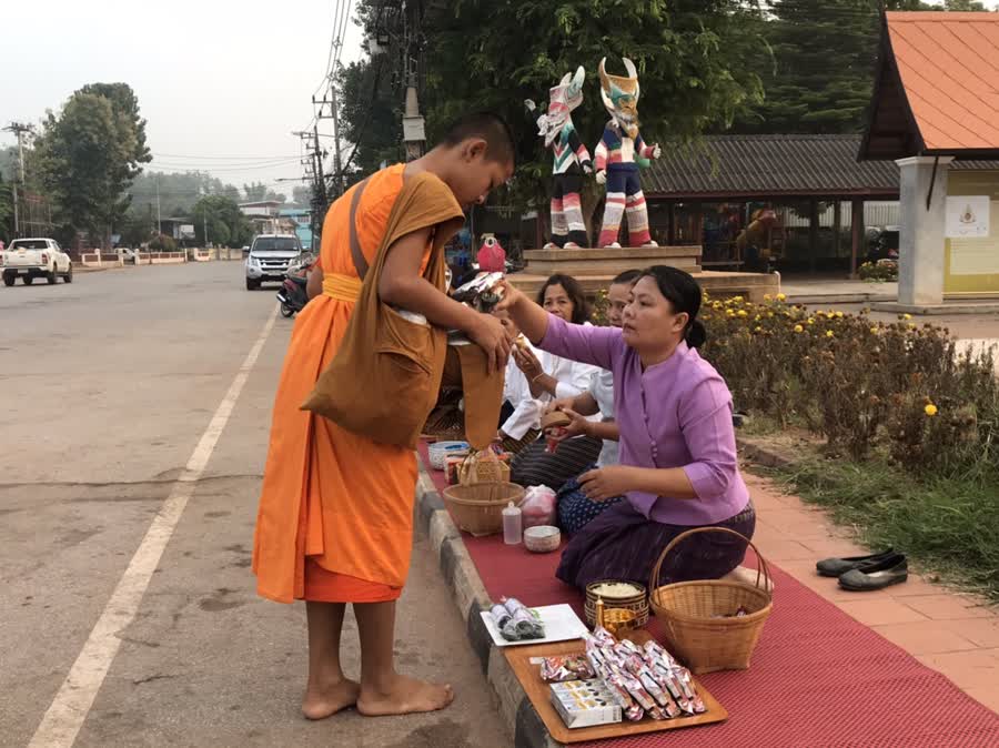 พุทธศาสนิกชนอำเภอด่านซ้าย ร่วม "ตักบาตรทุกวันพุธ" เพื่อขับเคลื่อนหมู่บ้านรักษาศีลห้า