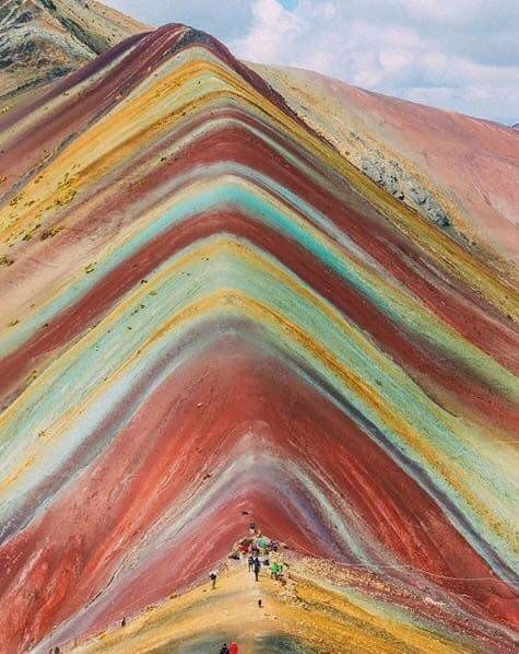 "Ausangate"หรือภูเขาสายรุ้งภูเขาที่มีสีสันสวยที่สุดในโลก