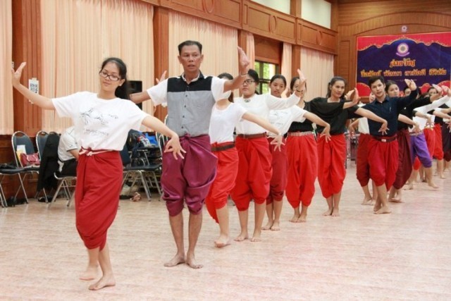 คณะครูและขรก.อีสาน ซ้อม"รำแสดงความอาลัย"ในพระราชพิธีถวายพระเพลิงพระบรมศพ ในหลวงร.9