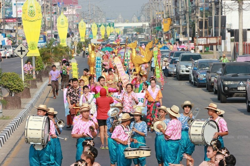 แห่หางหงส์ธงตะขาบเปิดงานถนนข้าวแช่เมืองปทุมฯ รับเทศกาลสงกรานต์