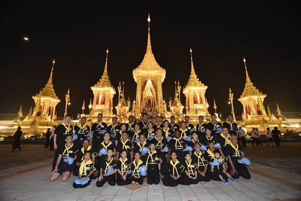 ในหลวงร.10 โปรดเกล้าฯ 33 ผู้แทนจิตอาสาทั่วไทยทั่วโลก เชิญพานดอกไม้จันทน์เบื้องหน้าพระบรมโกศ