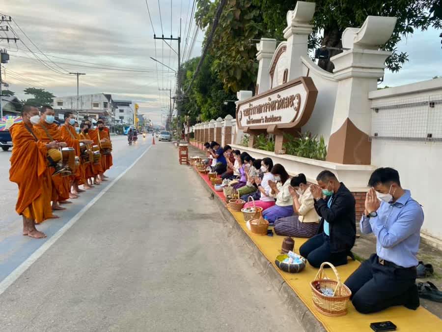 ผู้ว่าฯ เลย นำพุทธศาสนิกชนทำบุญตักบาตรตามโครงการทำบุญตักบาตรทุกเช้าวันพุธ