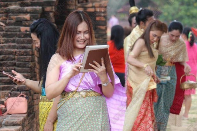 แดดร้อนก็มิหวั่น 'ท่านหมื่น-แม่การะเกด' ล้นวัดไชยวัฒนาราม