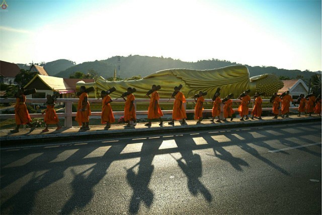 10 เมษายน สามเณรธรรมยาตรา จากวัดแหลมพ้อ เกาะยอ มาที่สวนพลเอกเปรมฯ จ.สงขลา