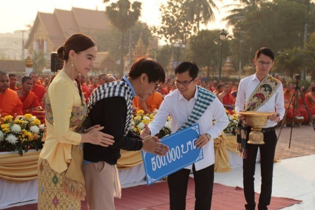 "โน้ตอุดม"ชวน"มาช่า"ทำบุญตักบาตรพระธาตุหลวงเมืองลาวปีที่ 3