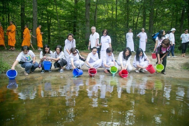 คณะสงฆ์และชาวพุทธต่างประเทศร่วมบำเพ็ญกุศลและปล่อยปลา ณ BURK LAKE Park