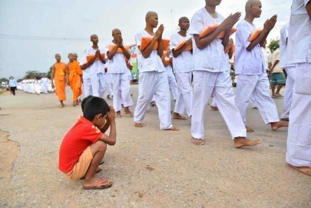 กัมพูชา จัดพิธีบรรพชาเยาวชนกว่า 1,000 รูป เพื่อฟื้นฟูพระพุทธศาสนา