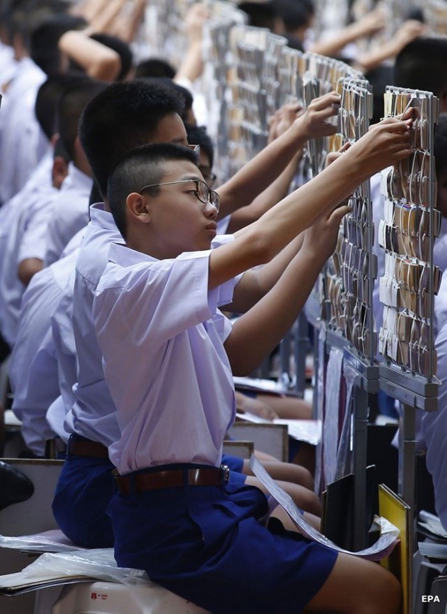 สุดยอด! คณะนร.อัสสัมชัญกว่า 1,000 คน แปรอักษรภาพพระบรมสาทิสลักษณ์พระบาทสมเด็จพระปรมินทรมหาภูมิพลอดุลยเดช