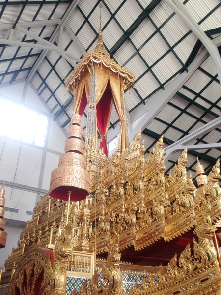 ชมภาพ พระมหาพิชัยราชรถ ที่ใช้ในการอัญเชิญพระโกศพระบรมศพ ร.9