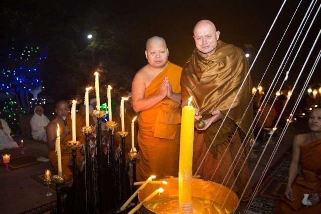 พระอาจารย์ชยสาโร พระฝรั่งศิษย์หลวงพ่อชา มอบอุปกรณ์ศึกษาและสร้างห้องปฏิบัติธรรมที่เมืองกุสินารา!!