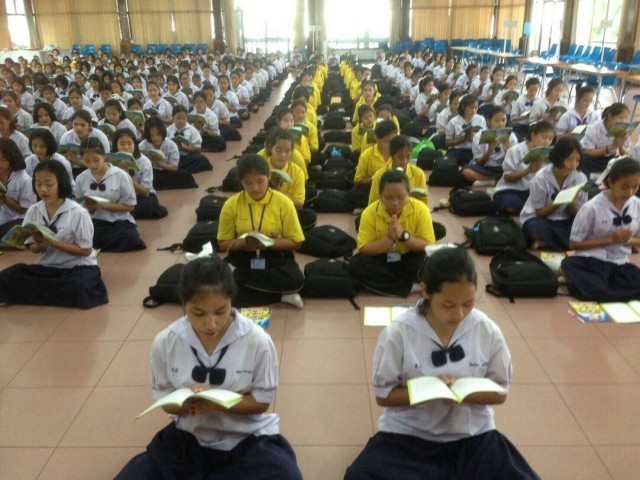 คณะกัลยาณมิตรจันทบุรีและคณะนักเรียนโรงเรียนศรียานุสรณ์ สวดธรรมจักร ถวายในหลวง