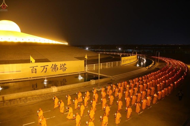 ประมวลภาพพิธีเวียนประทักษิณและปลูกต้นเบญจทรัพย์ เพื่อถวายเป็นพุทธบูชาในวันลอยกระทง