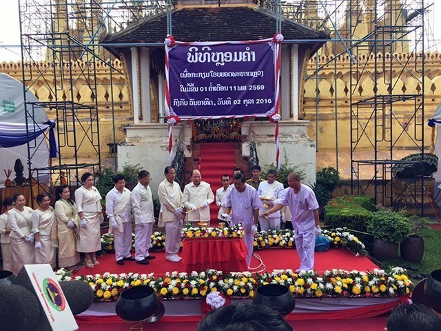 ปฏิสังขรณ์ 450 ปี นายกฯลาว "ทองลุน" นำพิธีหลอมทองหุ้มจอมพระธาตุหลวง