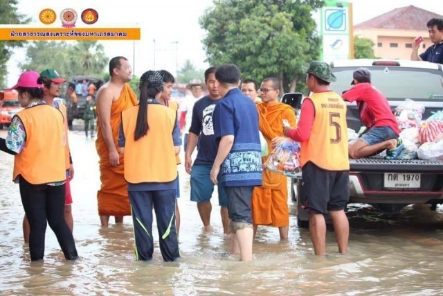 พระสงฆ์ก้าวข้ามเสียงวิจารณ์...ช่วยโยมจมน้ำท่วมเต็มตัว ขอเสียงสาธุการ!!!!