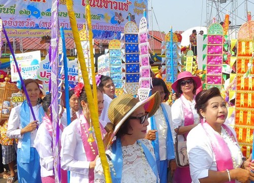 แห่หางหงส์ธงตะขาบเปิดงานถนนข้าวแช่เมืองปทุมฯ รับเทศกาลสงกรานต์