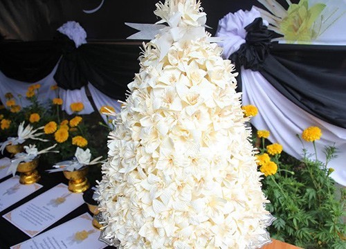 ชาวสุรินทร์ ประดิษฐ์ดอกไม้จันทน์ดอกกันเกรา ทำจากรังไหมสีขาว 7 ช่อ ช่อละ 9 ดอกแทน 17 อำเภอ