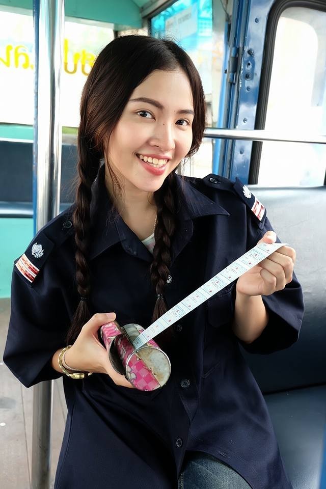 คนดังสนั่นโซเชียล กระเป๋ารถเมล์สาว เจ้าของฉายา "นางฟ้ารถเมล์" บัณฑิตใหม่ป้ายแดง