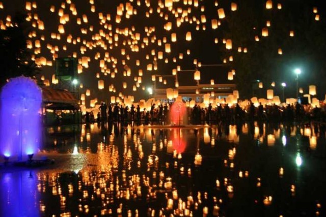 นักท่องเที่ยวนับหมื่น...ปล่อยโคมลอยขึ้นฟ้า...รับประเพณียี่เป็ง