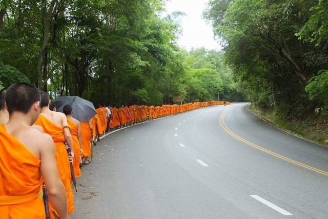 สามเณรวัดศรีโสดา...เดินธรรมยาตรา ตามรอยครูบาศรีวิชัย ขึ้นไปกราบพระบรมธาตุดอยสุเทพ