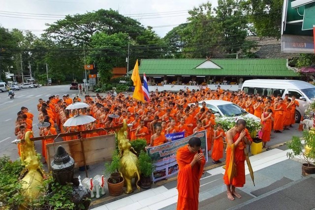 สามเณรวัดศรีโสดา...เดินธรรมยาตรา ตามรอยครูบาศรีวิชัย ขึ้นไปกราบพระบรมธาตุดอยสุเทพ