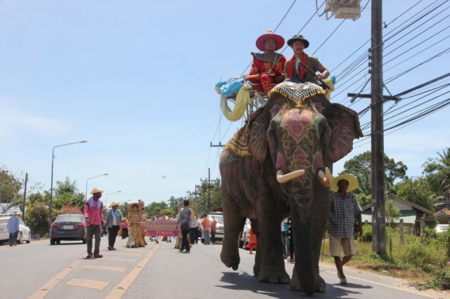 ท่าชนะ ปชช.แห่ร่วมประเพณีชักพระทางบก