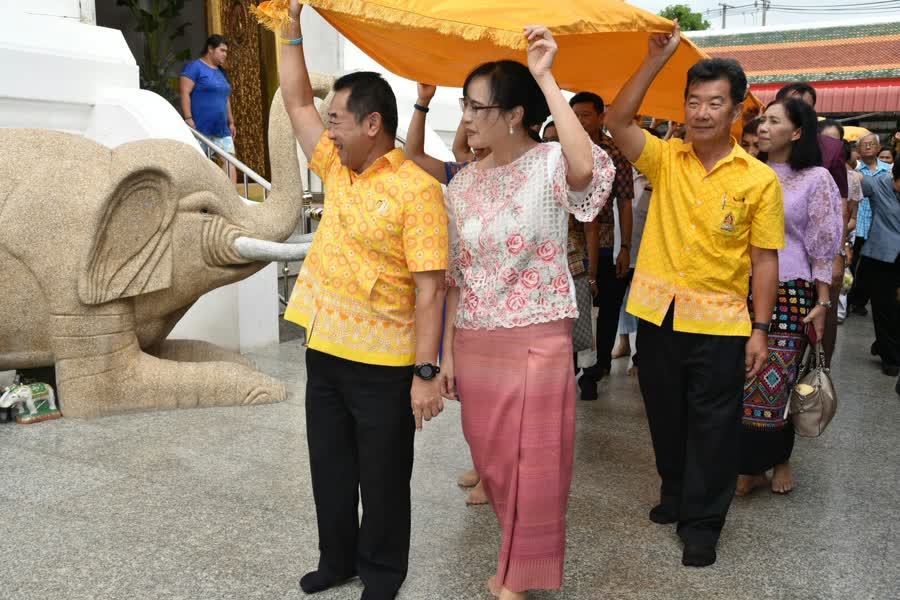 ชาวสุพรรณบุรี ร่วมพิธีห่มผ้าหลวงพ่อโต สืบทอดประเพณีโบราณ