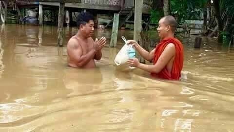 พระสงฆ์ก้าวข้ามเสียงวิจารณ์...ช่วยโยมจมน้ำท่วมเต็มตัว ขอเสียงสาธุการ!!!!