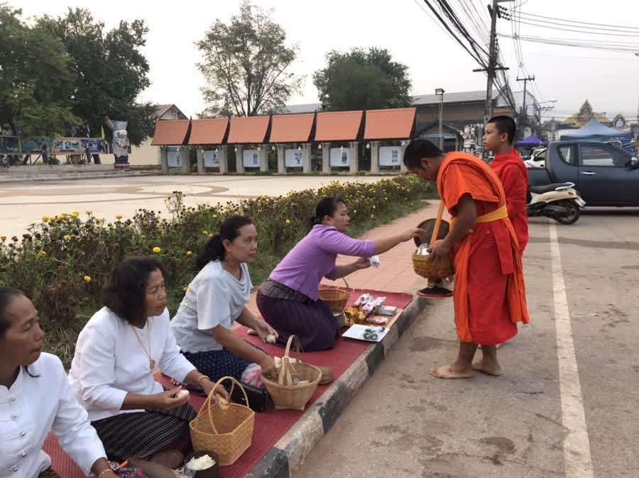 พุทธศาสนิกชนอำเภอด่านซ้าย ร่วม "ตักบาตรทุกวันพุธ" เพื่อขับเคลื่อนหมู่บ้านรักษาศีลห้า