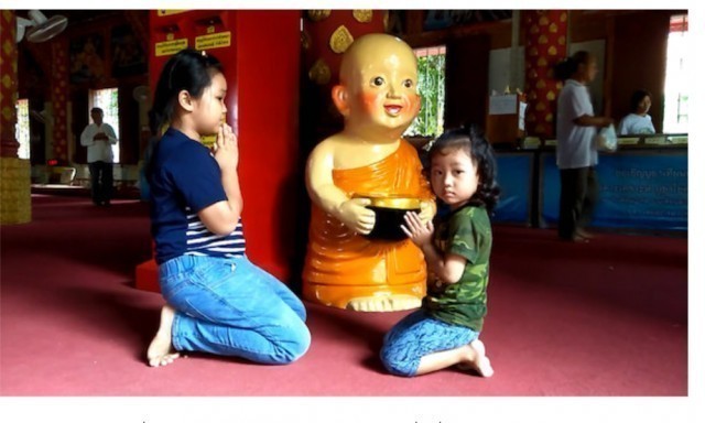 ชาวพุทธแห่เข้าวัดทำบุญขอพรพระพุทธรูปพระเจ้านั่งดินอายุ 2500 ปี ให้คุ้มครองรักษาก่อนจะถึงวันออกพรรษา