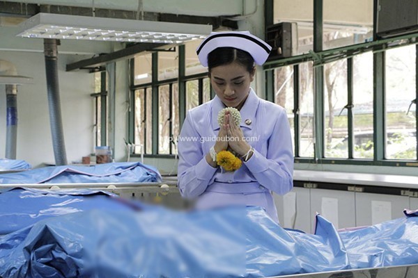 สุดซึ้ง ! บัณฑิตคณะพยาบาลศาสตร์ ม.อุบลฯ นำพวงมาลัยกราบร่างแม่