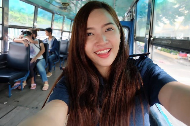 คนดังสนั่นโซเชียล กระเป๋ารถเมล์สาว เจ้าของฉายา "นางฟ้ารถเมล์" บัณฑิตใหม่ป้ายแดง